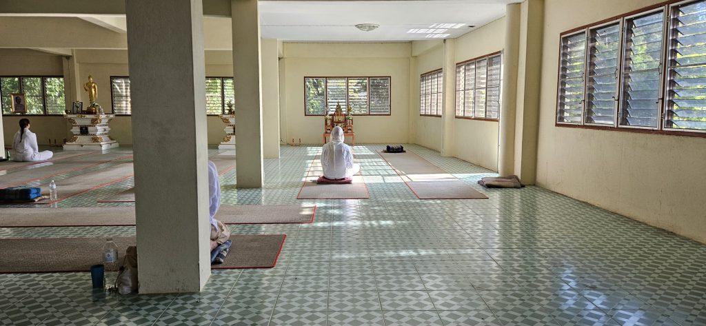 Sopky, vipassana a velmi trojnásobný zážitek: 10 dní meditace s mnichy a cestování do mysli