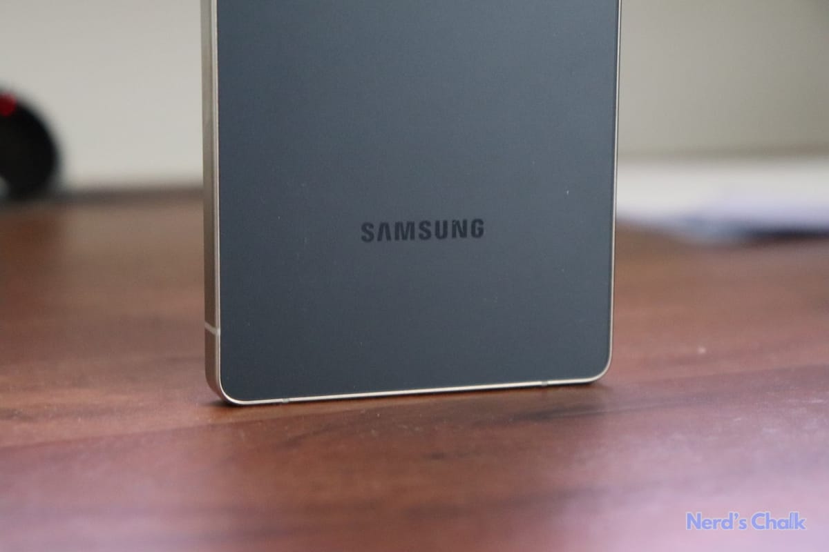 Jeden únik UI 8 odhaluje design trifold telefonu Samsung