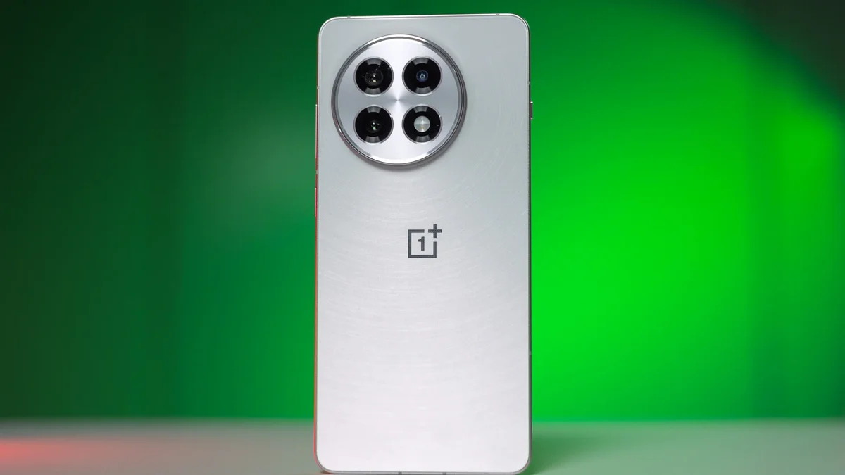 A $ 100 de descuento, el OnePlus 13R es una ganga sólida para mí como cazador de técnicos y tratos