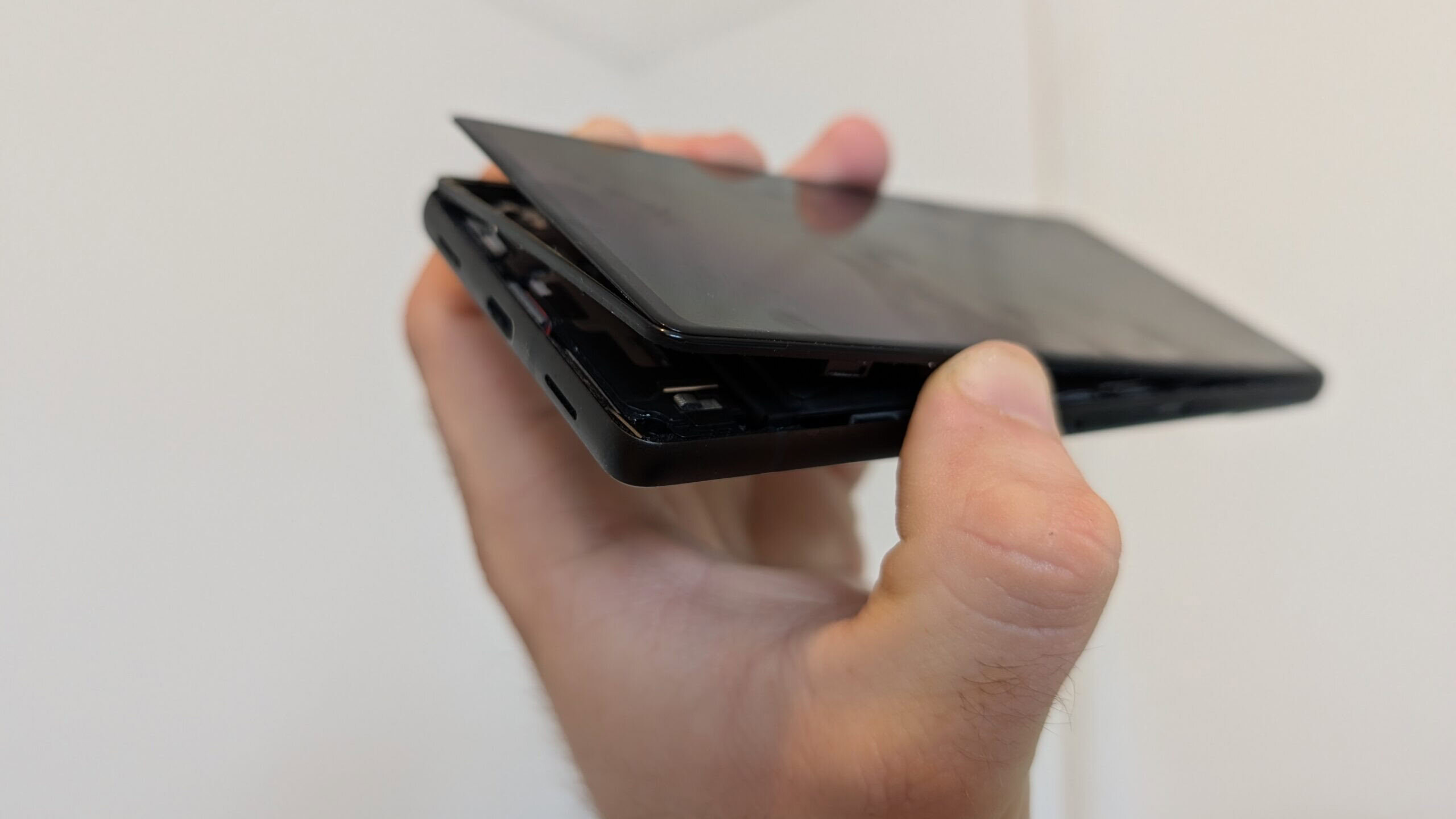 I sondaggi mostrano che Google deve disperatamente fare molto meglio con i difetti della batteria pixel