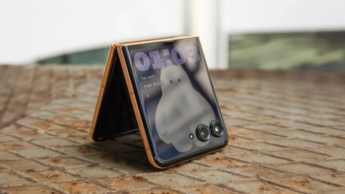 Motorola taglia fino a $ 250 di sconto sul razr+ (2025) e lancia auricolari da $ 200 come omaggio