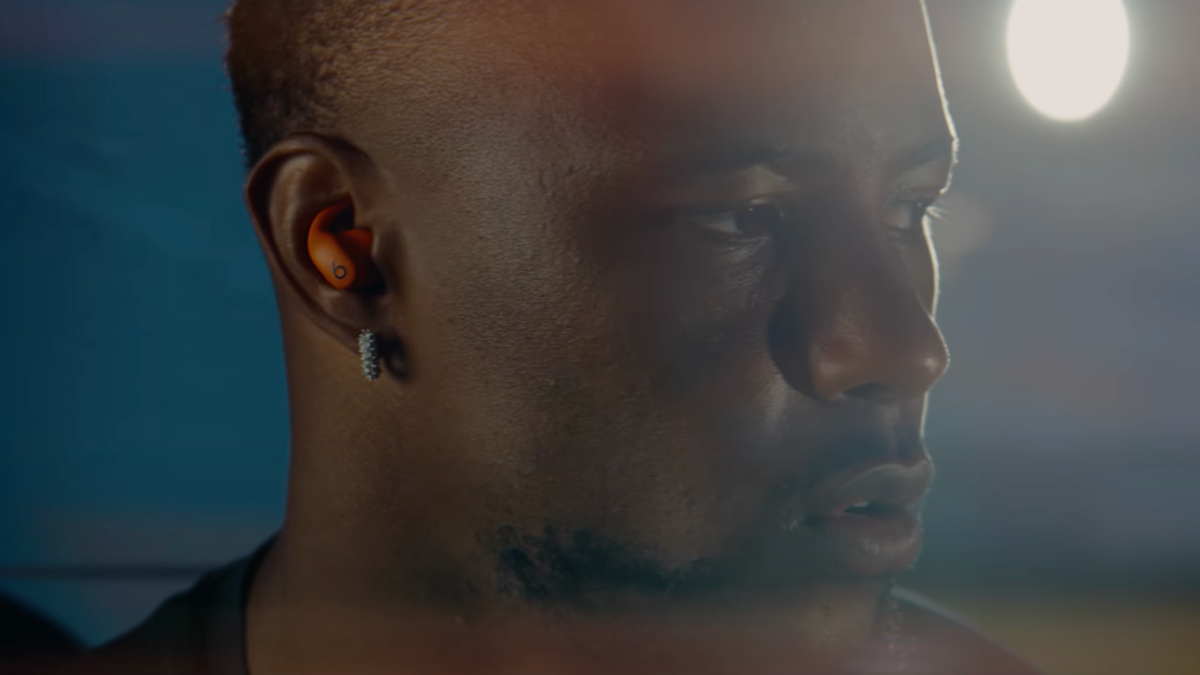 Η λίστα επιθυμιών της τεχνολογίας πτώσης μόλις πήρε περισσότερο καθώς η Apple πειράζει νέα powerbeats ταιριάζει