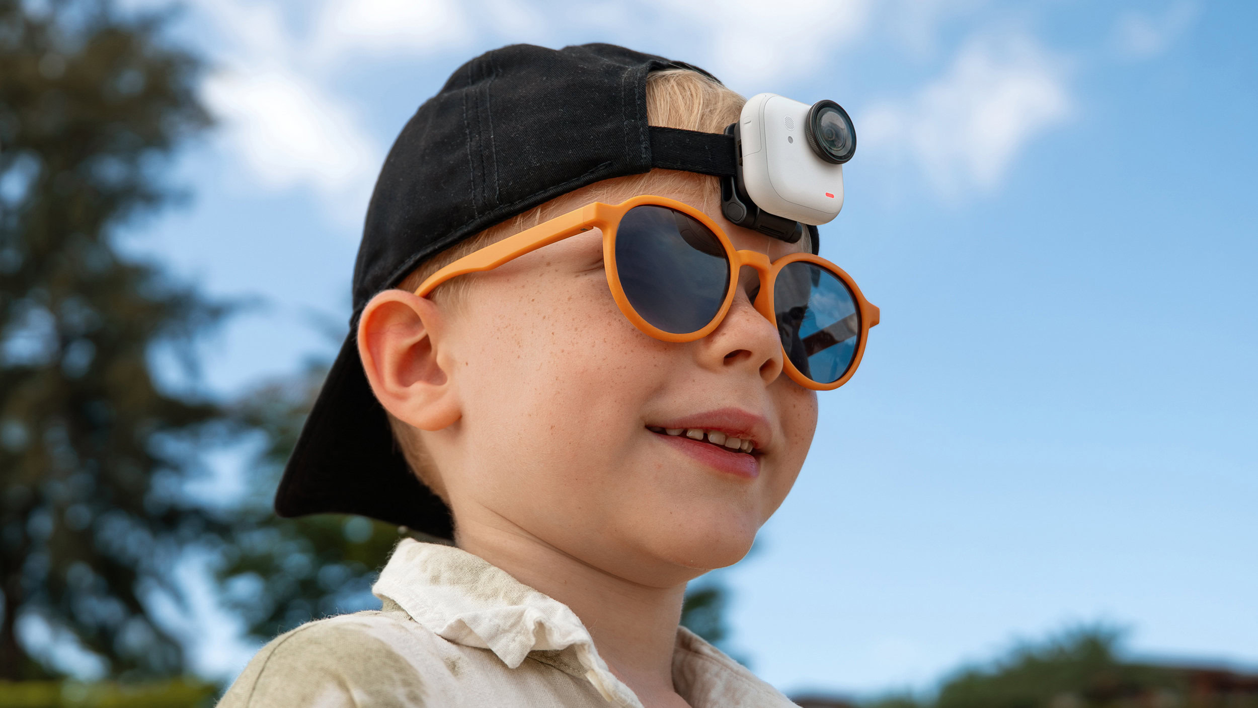 La nuova minuscola fotocamera di Insta360 combina la resistenza con un design a magnete staccabile