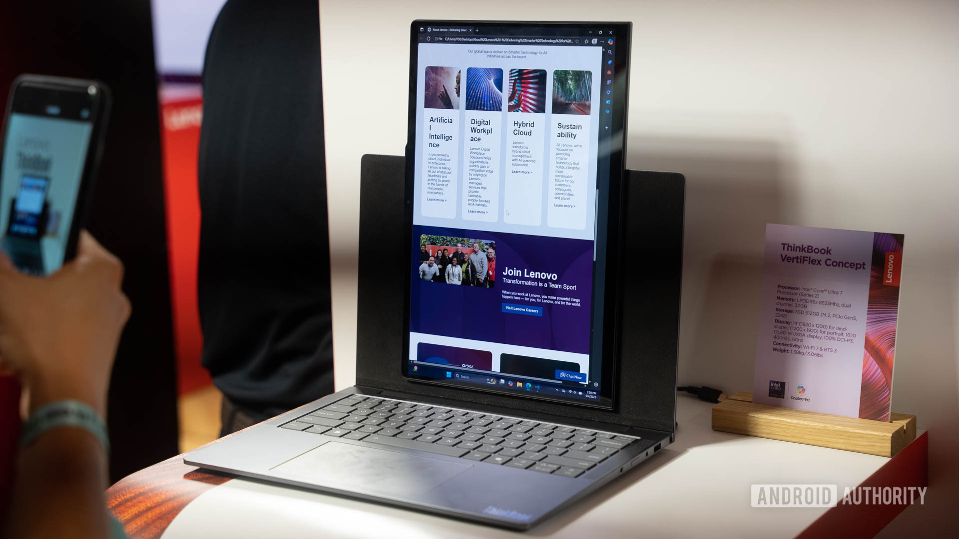 Lenovo muestra una computadora portátil conceptual con una pantalla que gira al modo de retrato