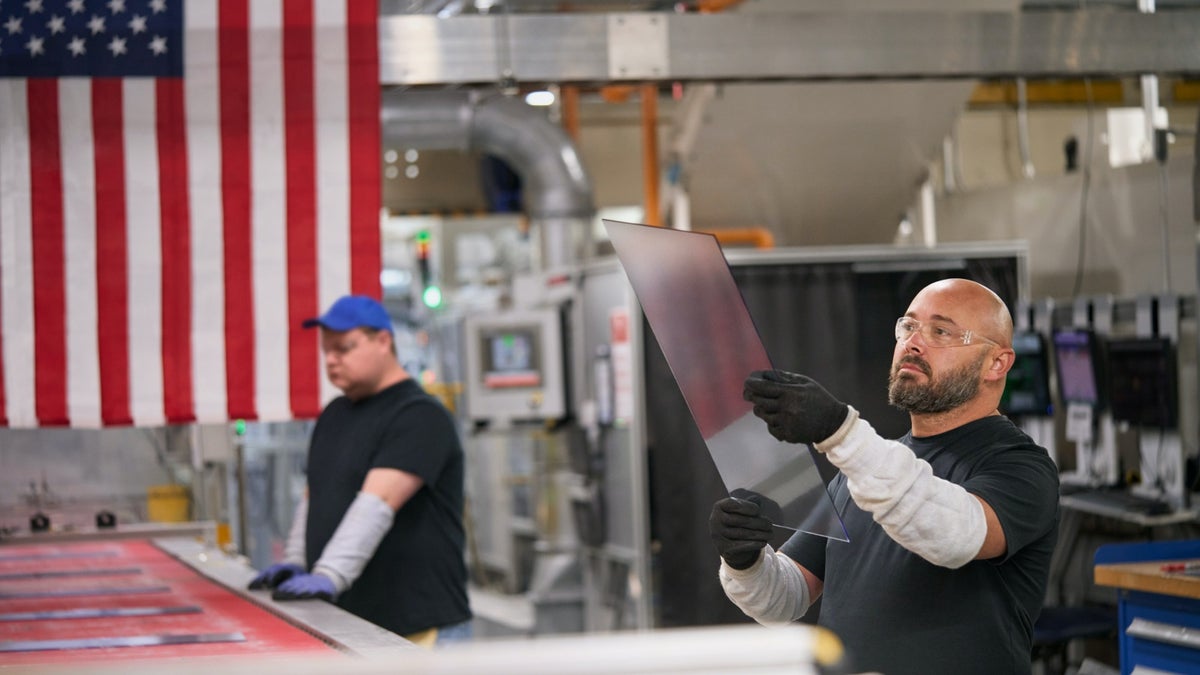 Tim Cook promueve la inversión de vidrio estadounidense de $ 2.5 mil millones de Apple, se burla de 'mucho' más por venir