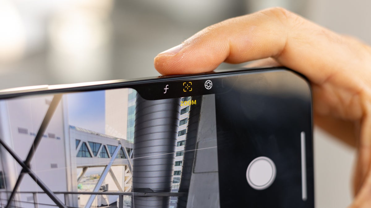 Apple mag de knoppen van de iPhone 20 dan wel herzien, maar de meest nutteloze is een blijvertje