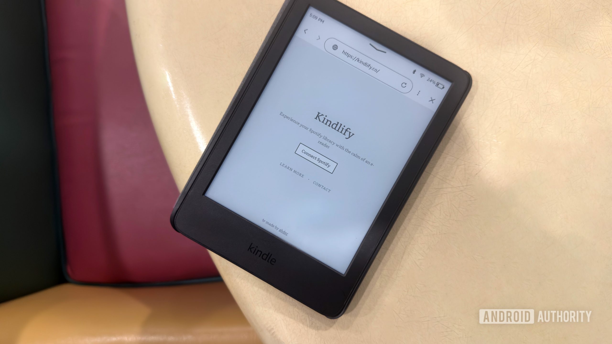 Birisi Kindle'ını Spotify denetleyicisine dönüştürdü, çünkü neden olmasın