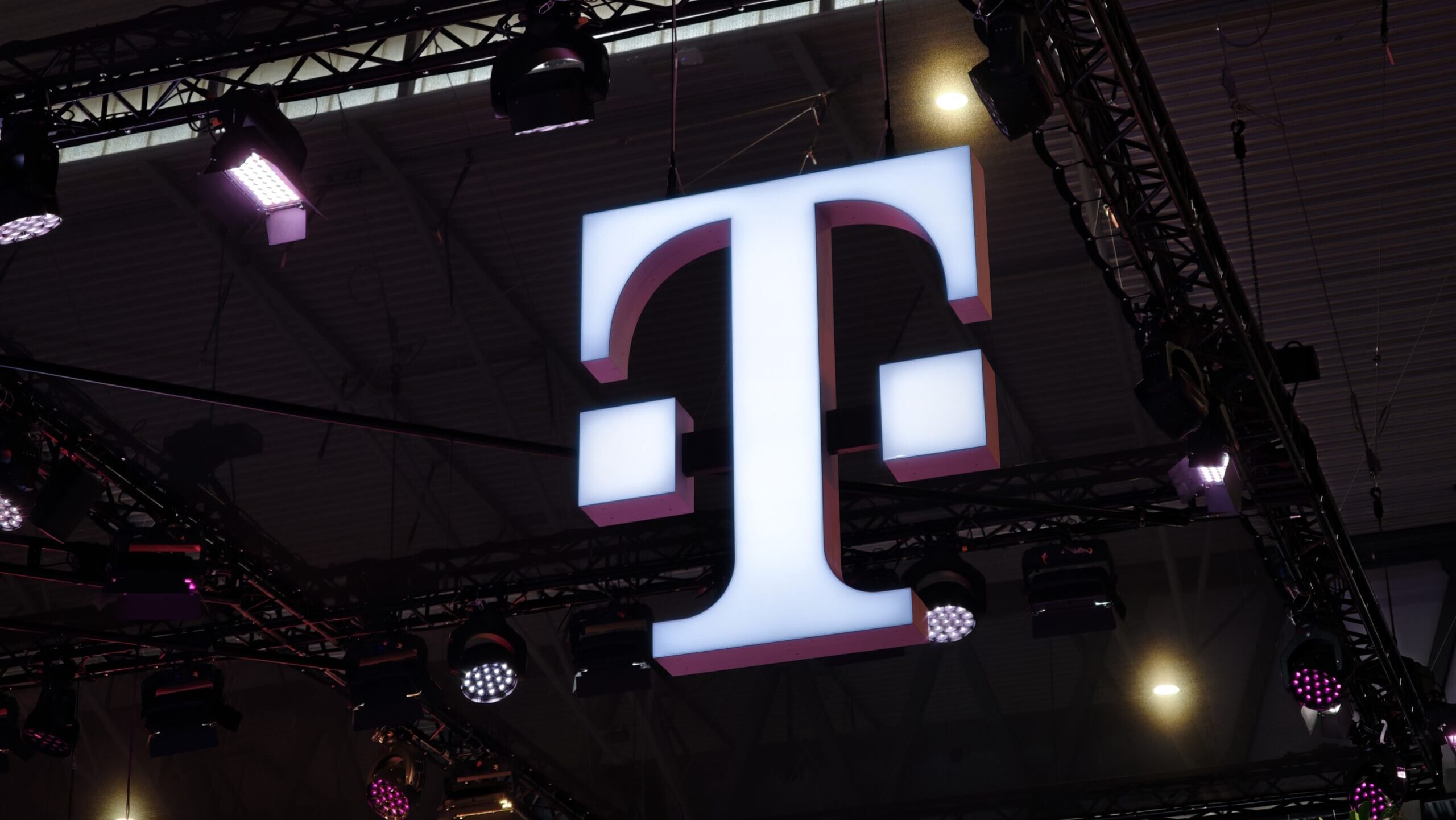 È bastata una configurazione fai-da-te da $ 800 per intercettare alcuni dati di T-Mobile (Aggiornato: dichiarazione di T-Mobile)