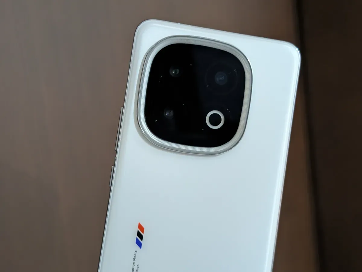 IQOO 13 obtient la mise à jour de septembre 2025 avec des correctifs de sécurité et des correctifs de performances