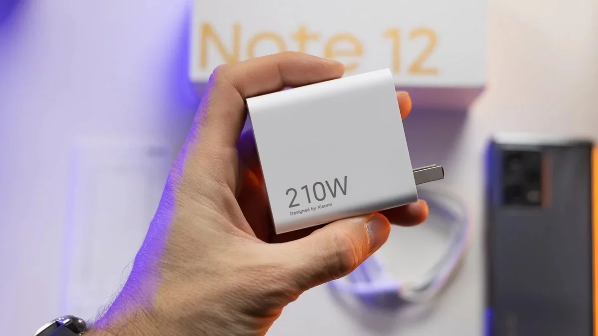 OnePlus 15 は iPhone 17 Pro Max の 2 倍の速さで充電します