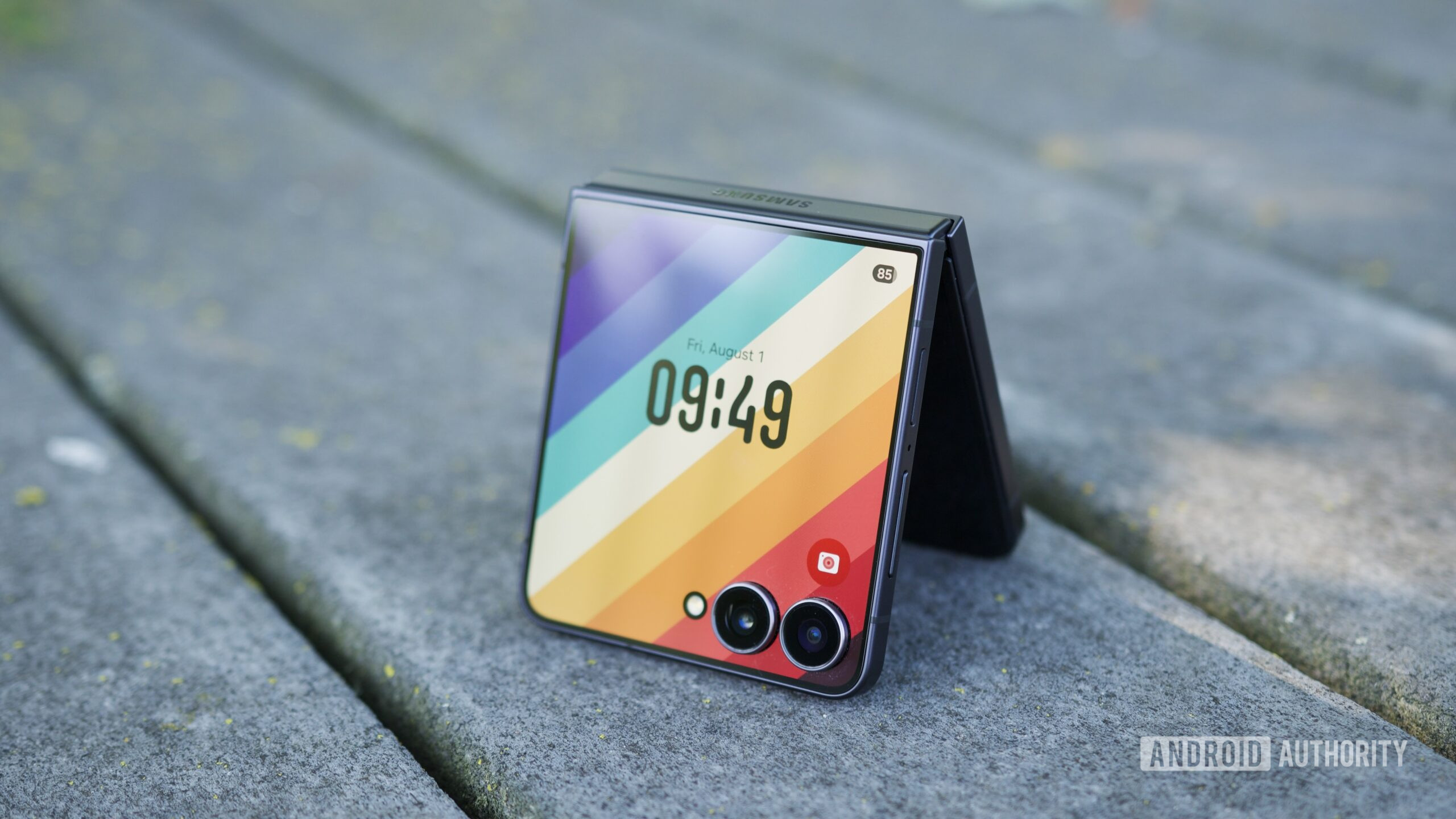 Samsung Galaxy Z Flip 7 klesl na pouhých 799,99 $, což vám ušetří 300 $