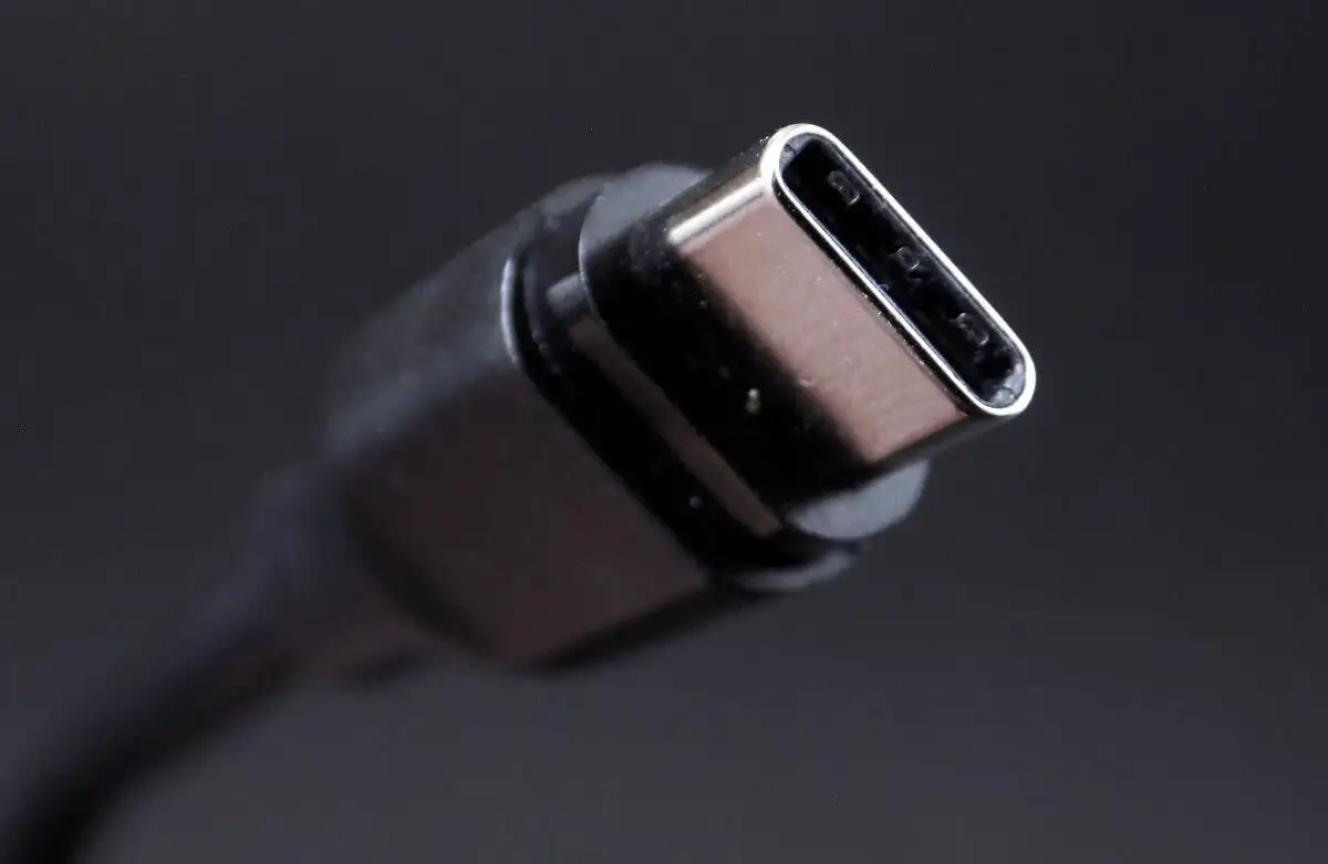 USB-C と HDMI: 何が違うのか、ビデオ出力に最適なのはどれか?