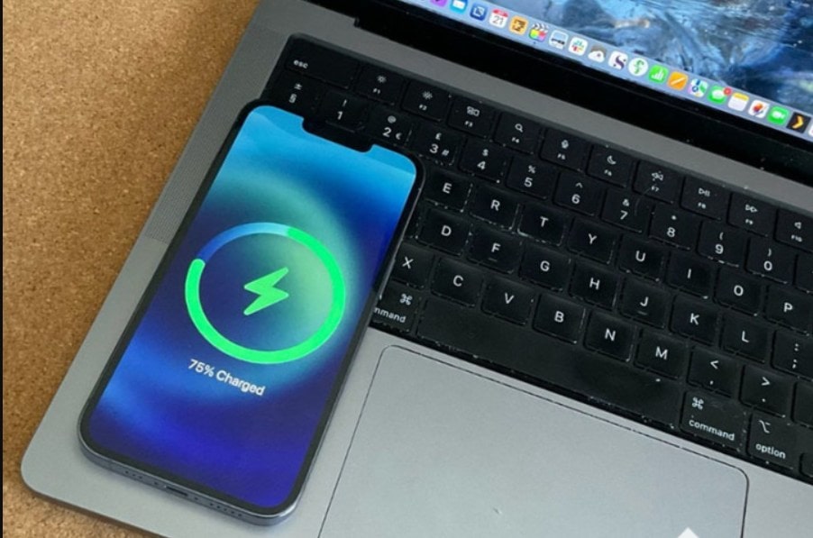 MacBook Pro pourrait bientôt charger sans fil votre iPhone Apple