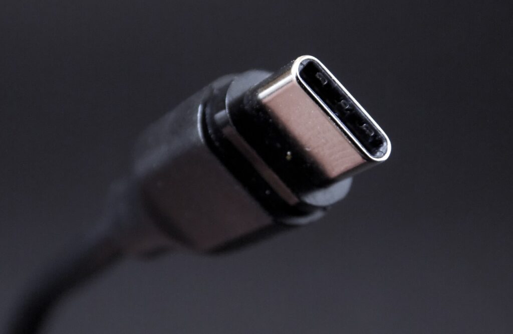 Jeden konektor vládne všem: EU nařizuje USB-C pro všechna zařízení